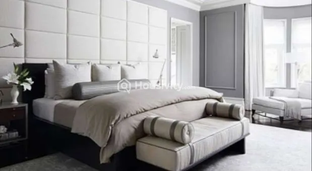 India The Regalia Crest Image 4